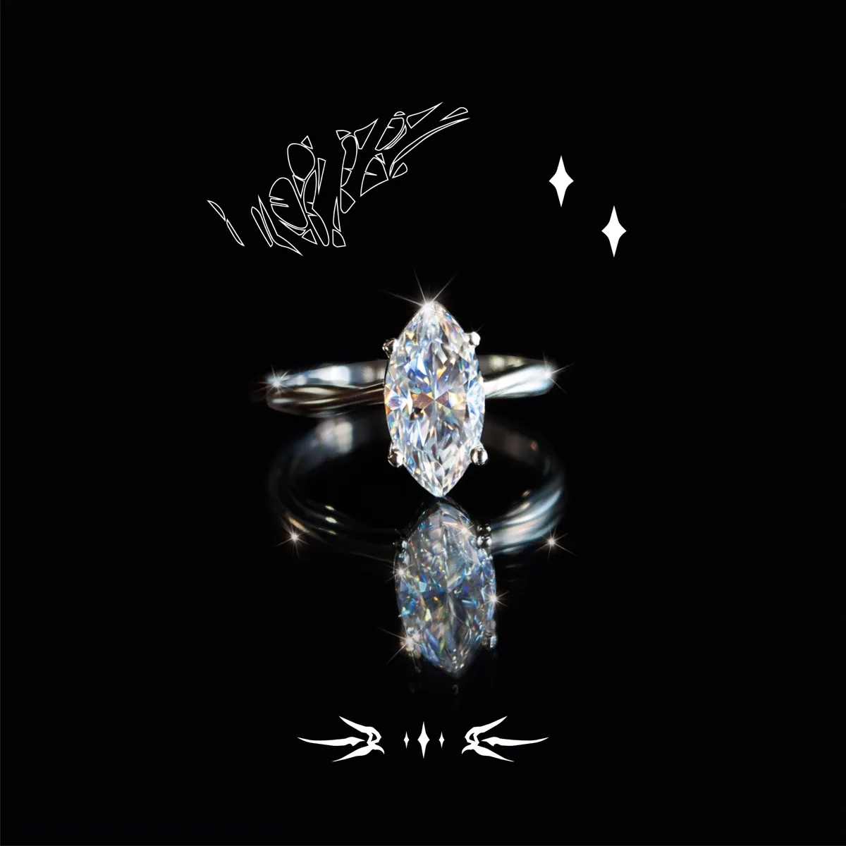 Anillo DOPA de plata con piedra marquesa sobre fondo negro, reflejado en la superficie, con trazos blancos y golondrinas del sistema gráfico