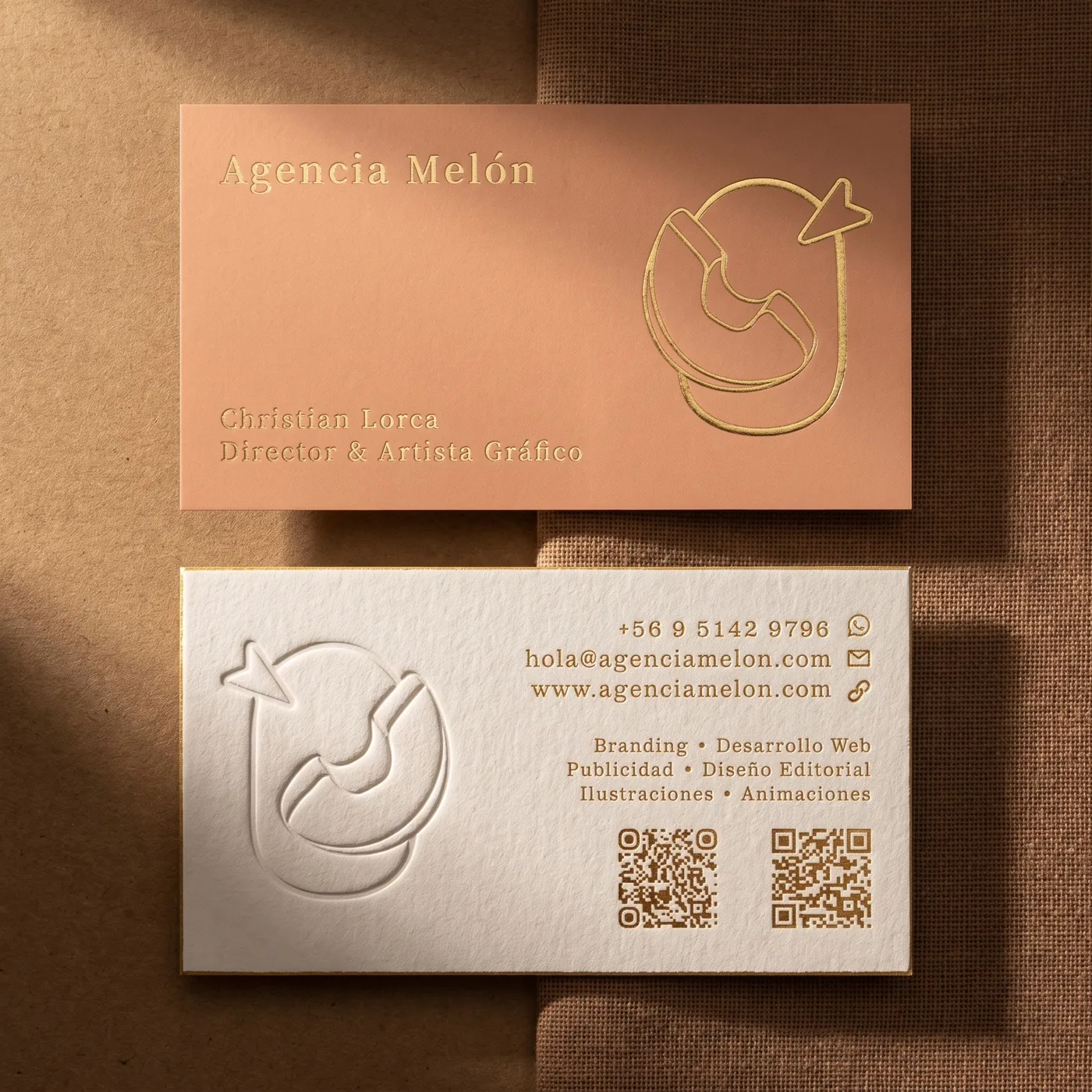 Máquina: las mismas tarjetas de Agencia Melón reinterpretadas con IA a partir de la foto original, con foil dorado, papel de algodón con relieve más profundo y canto dorado, sobre kraft y lino