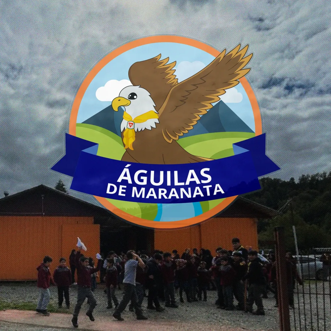 Insignia Águilas de Maranata: un águila con las alas abiertas sobre montañas, con una cinta azul que lleva el nombre