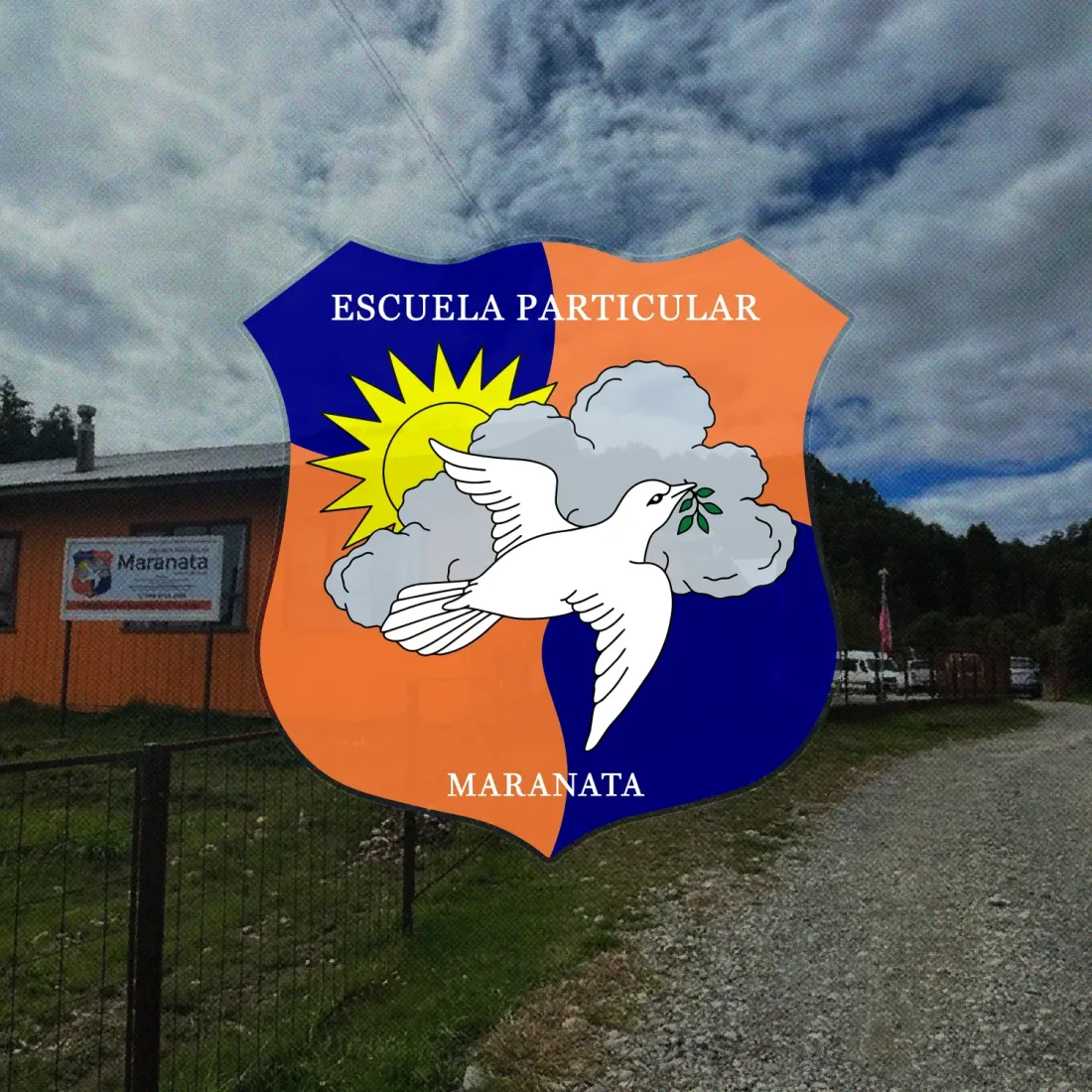 Fotograma del escudo redibujado de la Escuela Maranata, con sol, nube y paloma