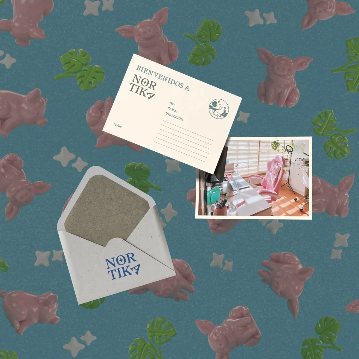 Postal «Bienvenidos a Nortika», un sobre con el logotipo y una foto de un espacio de trabajo, sobre un patrón de cerditos rosados en 3D, monsteras y estrellas