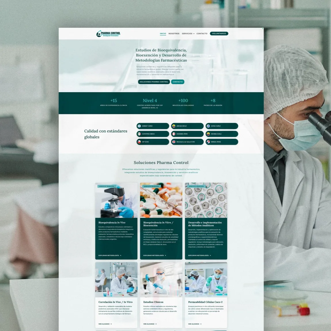 Página de inicio del sitio web de Pharma Control sobre una foto de laboratorio