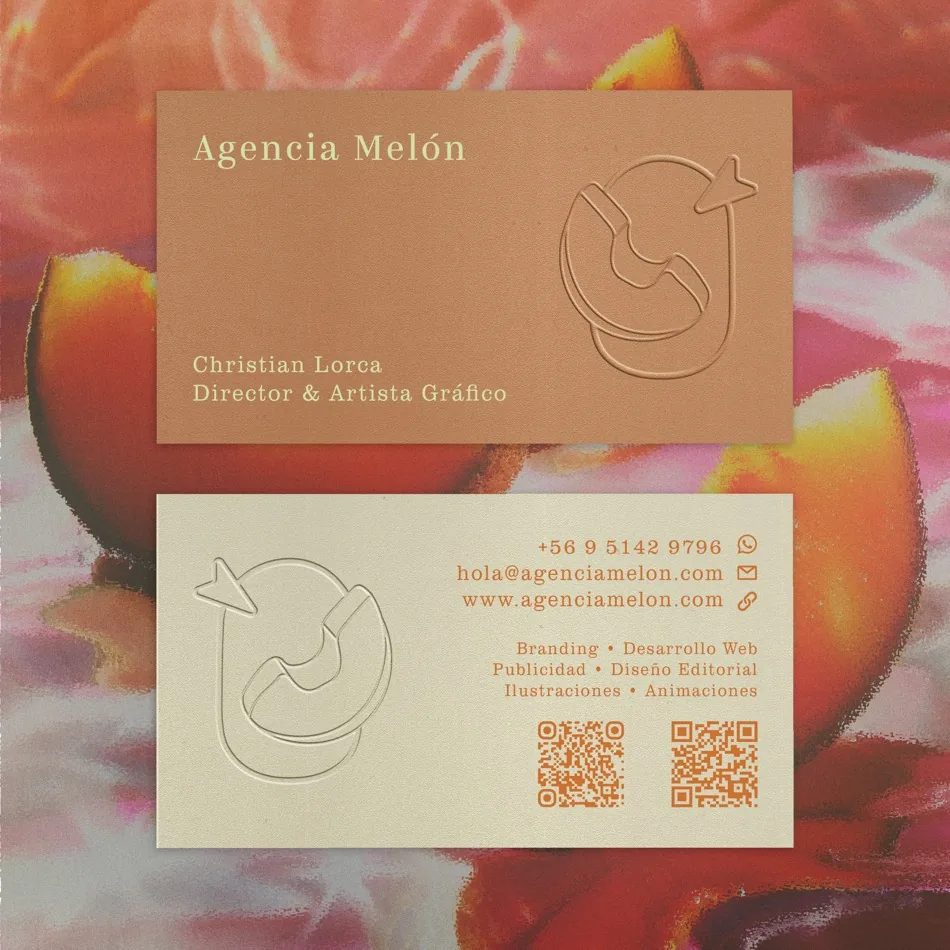 Tarjetas de presentación de Agencia Melón en durazno y crema, con el isotipo en relieve seco
